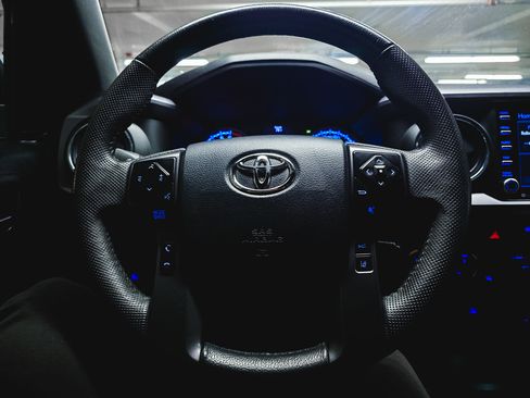Used 2020 Toyota Tacoma TRD Off-Road AWD/4WD image 21