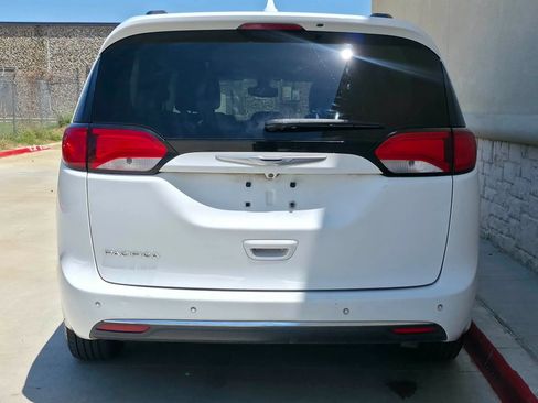 Used 2017 Chrysler Pacifica Touring-L FWD image 4