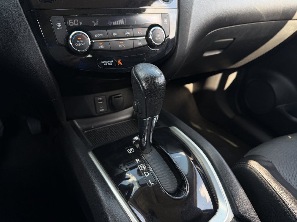 Used 2016 Nissan Rogue AWD image 19