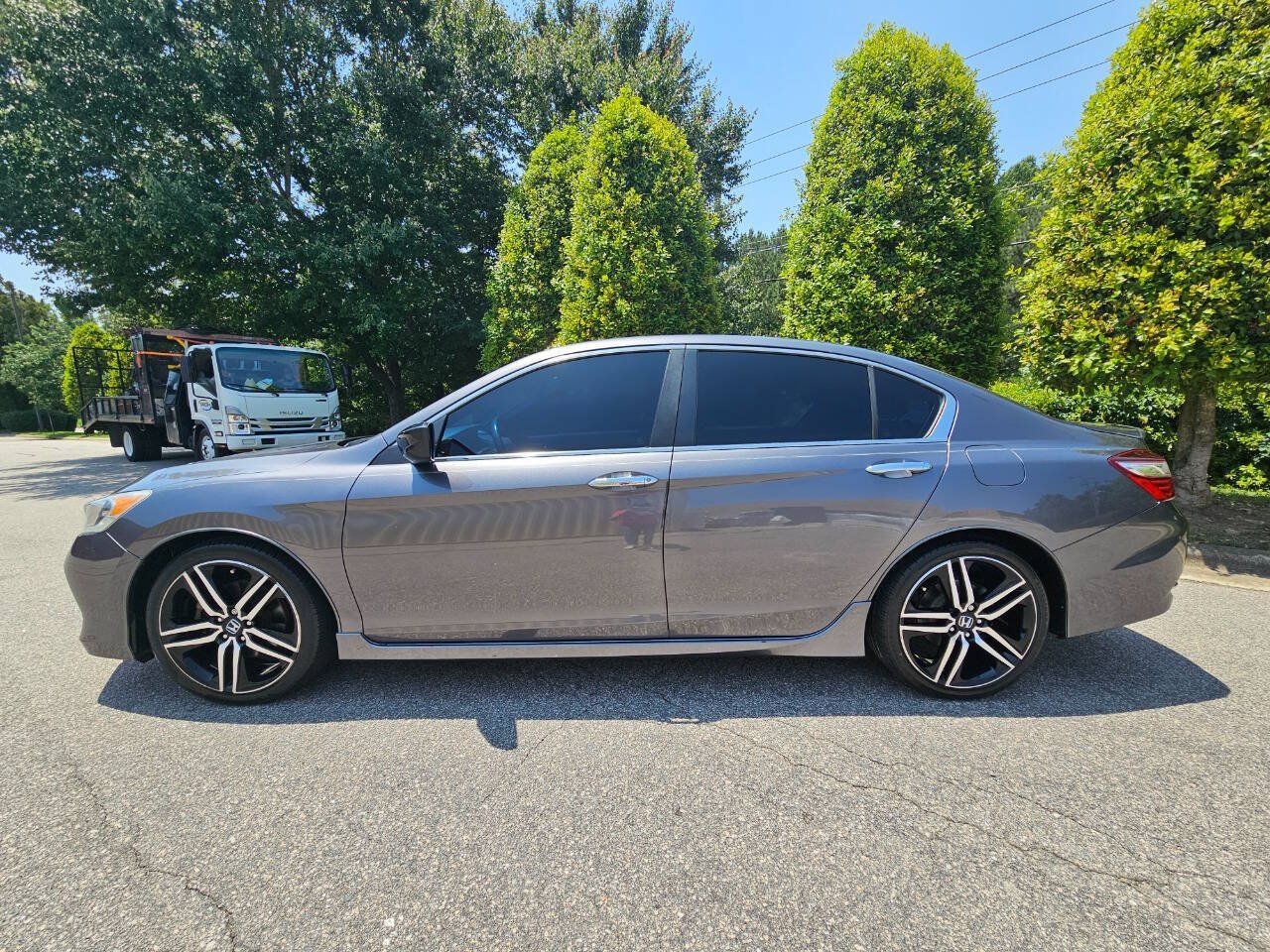 Used 2017 Honda Accord Sport image 2