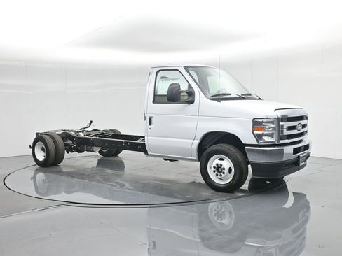 New 2026 Ford E-450 and Econoline 450 Super Duty w/ Power Equipment Group image 16