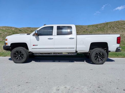 Used 2018 Chevrolet Silverado 3500 LTZ AWD/4WD image 3
