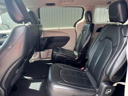 Used 2022 Chrysler Pacifica Touring-L FWD image 10