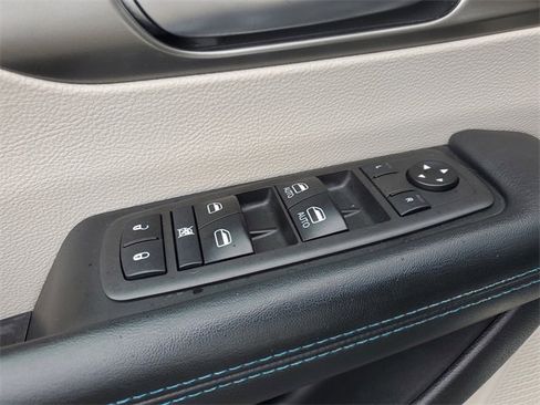 Used 2021 Chrysler Pacifica Touring w/ Uconnect Theater Family Group image 21