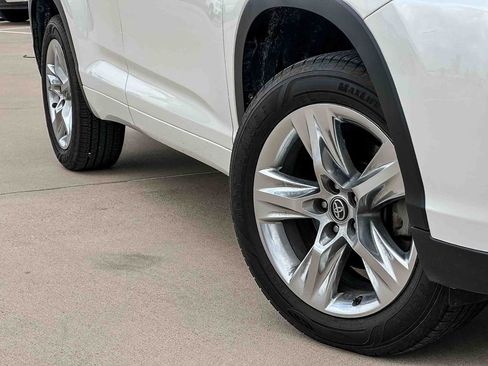 Used 2017 Toyota Highlander Limited image 2