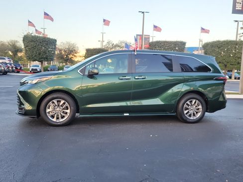 Used 2025 Toyota Sienna XLE image 7