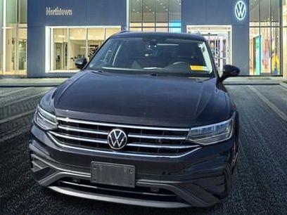 Used 2022 Volkswagen Tiguan SE w/ Panoramic Sunroof Package