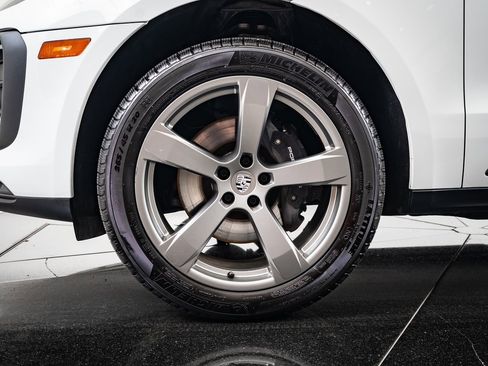 Certified 2024 Porsche Macan image 12