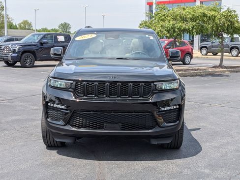 Used 2023 Jeep Grand Cherokee Limited w/ Black Appearance Package AWD/4WD image 2