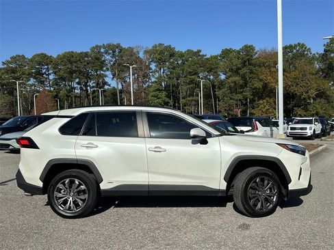 Used 2022 Toyota RAV4 XLE Premium image 4