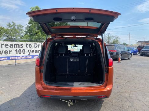 Used 2018 Chrysler Pacifica Touring-L Plus w/ S Appearance Package FWD image 5