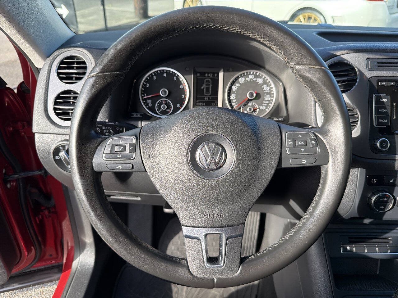Used 2014 Volkswagen Tiguan SEL AWD/4WD image 29