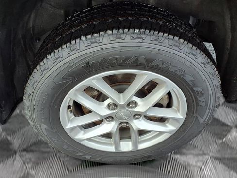 Used 2023 Jeep Grand Cherokee L Laredo image 18