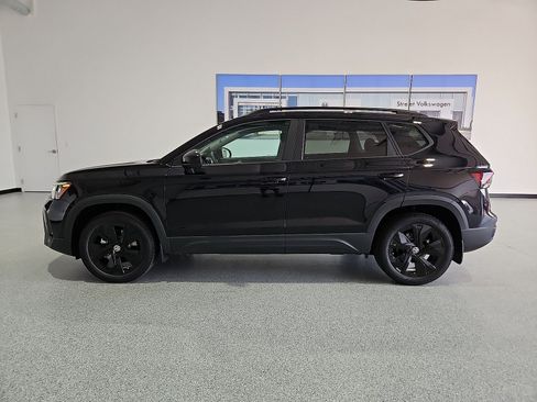 New 2026 Volkswagen Taos SE FWD image 6