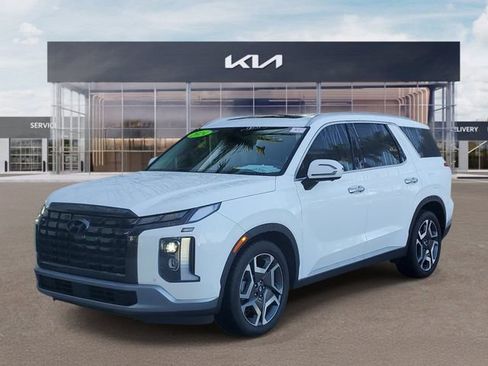Used 2024 Hyundai Palisade SEL w/ Premium Package FWD image 3