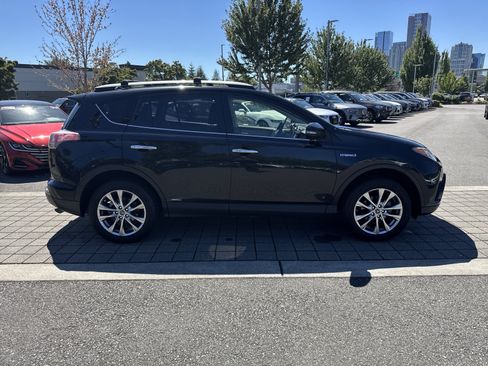 Used 2017 Toyota RAV4 Limited AWD/4WD image 4