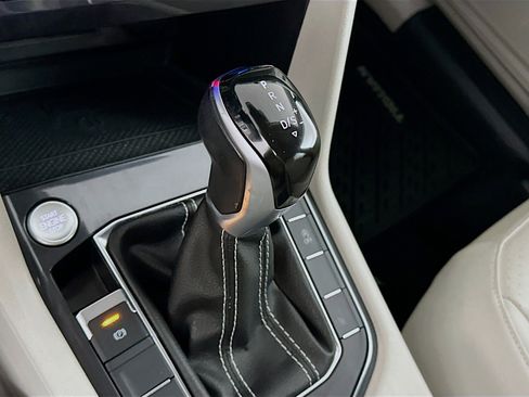 Used 2022 Volkswagen Tiguan SE w/ Panoramic Sunroof Package image 22