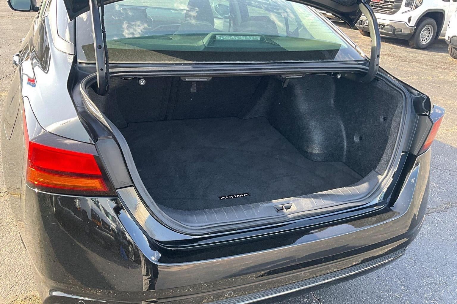 Used 2025 Nissan Altima 2.5 SV FWD image 4