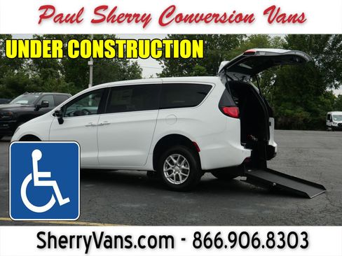 Used 2026 Chrysler Pacifica Select FWD image 1