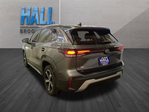 Certified 2025 Volkswagen Tiguan SE image 4