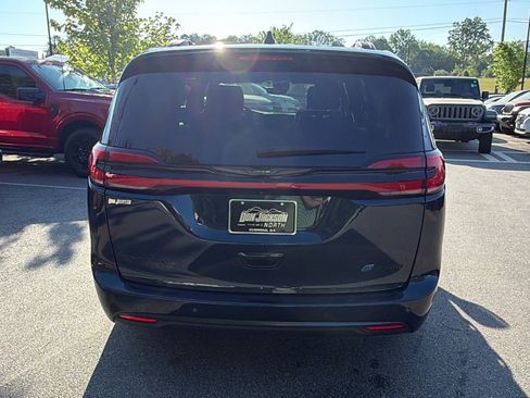 Used 2024 Chrysler Pacifica Premium FWD image 9