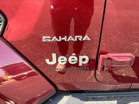 Used 2021 Jeep Wrangler Unlimited Sahara w/ Cold Weather Group AWD/4WD image 31