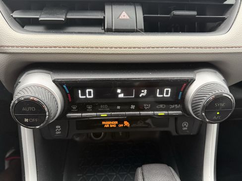 Used 2020 Toyota RAV4 XLE w/ Convenience Package FWD image 27