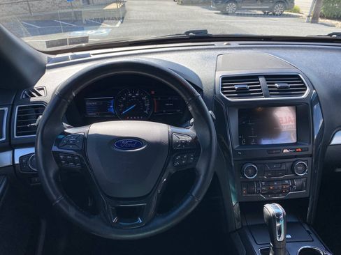 Used 2017 Ford Explorer XLT w/ Equipment Group 202A AWD/4WD image 29