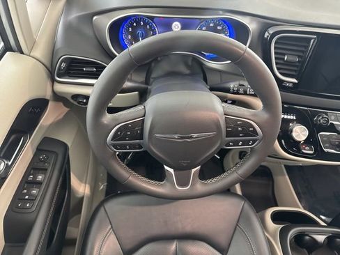 Used 2024 Chrysler Pacifica Touring-L image 25
