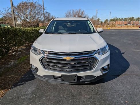 Used 2021 Chevrolet Traverse LT image 2