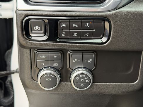 Used 2025 GMC Yukon XL Denali AWD/4WD image 29