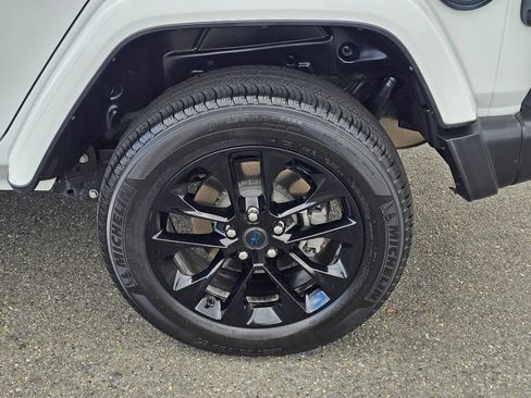 Used 2024 Jeep Wrangler Unlimited Sahara AWD/4WD image 9
