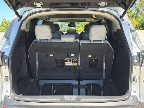 Used 2025 Toyota Sienna XLE FWD image 6