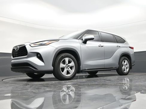 Used 2022 Toyota Highlander LE FWD image 20