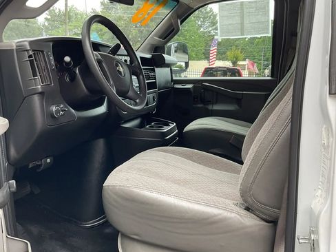 Used 2018 Chevrolet Express 2500 RWD image 17