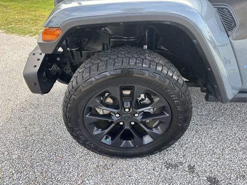 Used 2025 Jeep Wrangler Unlimited Sahara AWD/4WD image 10