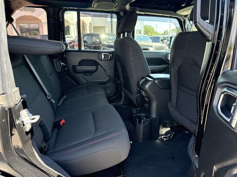 Used 2023 Jeep Wrangler Unlimited Rubicon AWD/4WD image 15