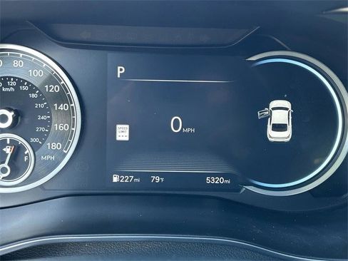 Used 2025 Genesis G70 2.5T image 30