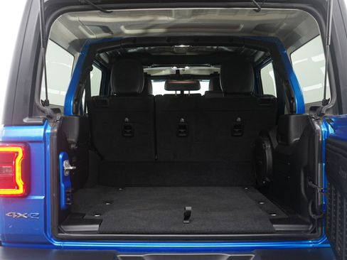 Used 2022 Jeep Wrangler Unlimited Sahara w/ Cold Weather Group image 17