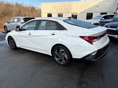 Used 2025 Hyundai Elantra Limited image 3