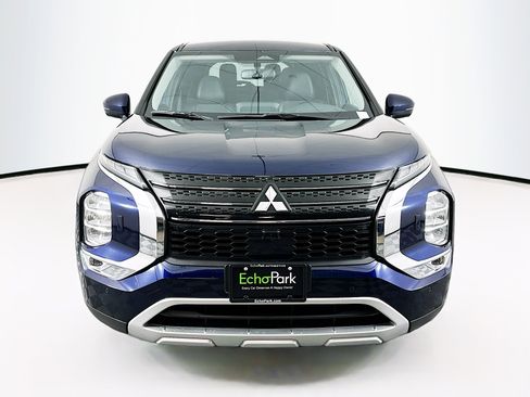 Used 2024 Mitsubishi Outlander SE image 2