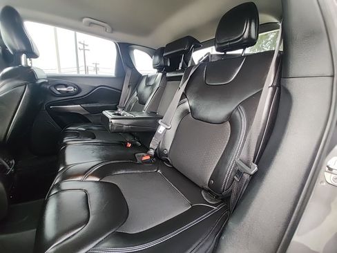 Used 2019 Jeep Cherokee Latitude Plus image 12