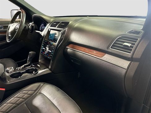 Used 2018 Ford Explorer Platinum image 33