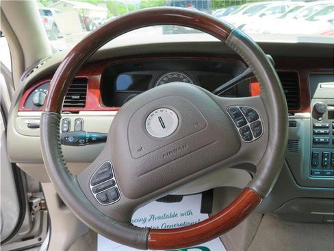 Used 2003 Lincoln Town Car Signature image 23