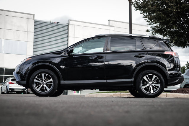 Used 2017 Toyota RAV4 XLE AWD/4WD image 17