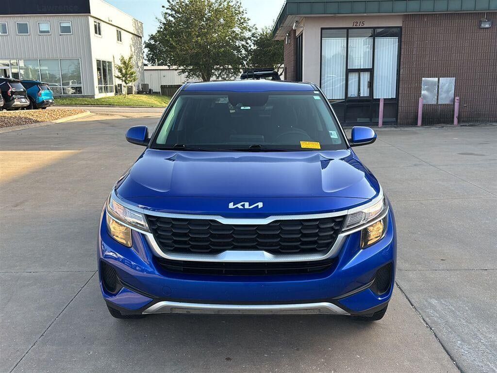 Used 2023 Kia Seltos LX AWD/4WD image 2