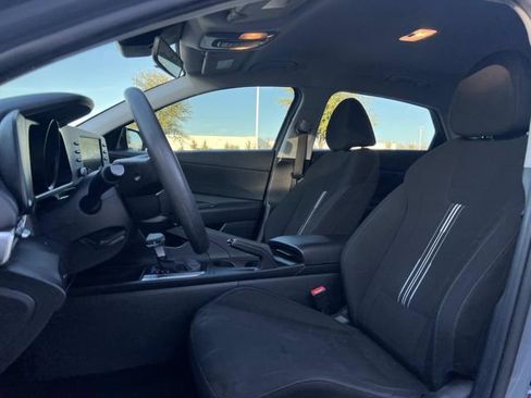 Used 2022 Hyundai Elantra SEL image 11