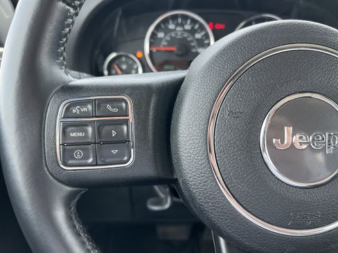 Used 2017 Jeep Wrangler Unlimited Rubicon w/ Connectivity Group AWD/4WD image 29