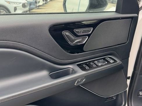 New 2026 Lincoln Aviator AWD w/ Jet Appearance Package image 23
