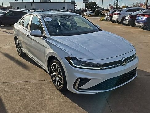 Used 2025 Volkswagen Jetta SE image 3